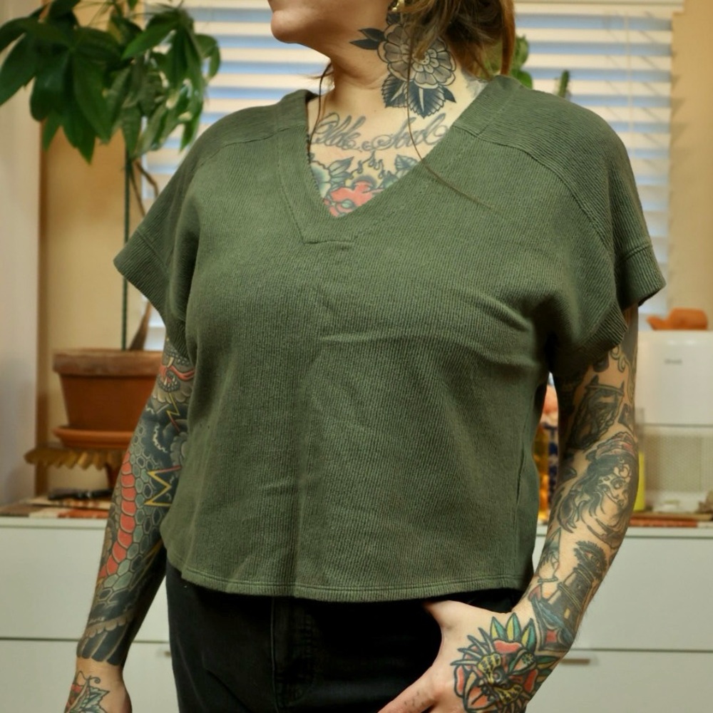 MADEWELL cotton v-neck top in olive green